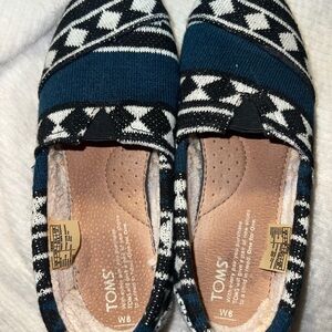 TOMS Women's Black and Blue Patterned Flats